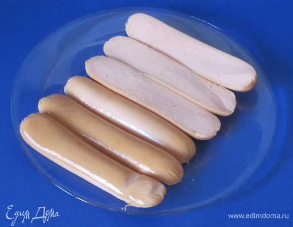 Сосиски, желательно взять длинные, разрезать вдоль пополам.
