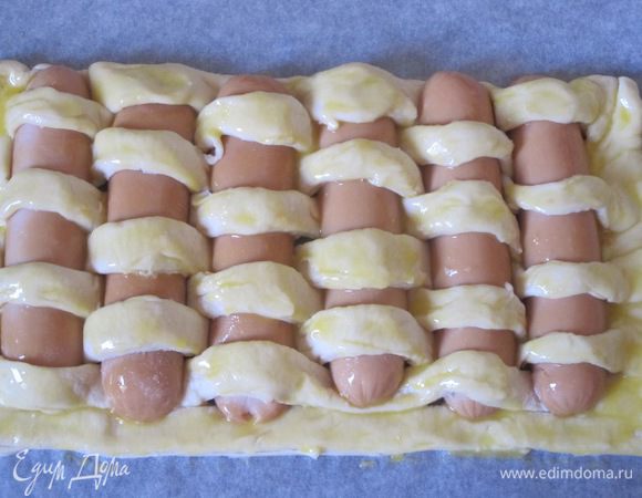 Смазать слегка взбитым желтком.