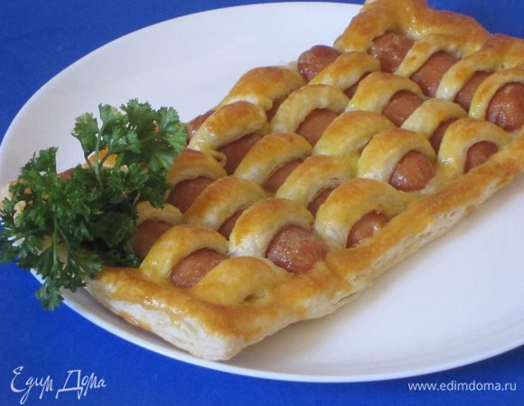 Переложить на противень, выстланный бумагой для выпечки. Выпекать 25-30 минут при 180°С.