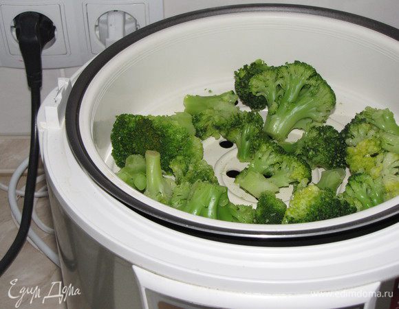 Капусту брокколи отварить на пару в течение 15 минут.