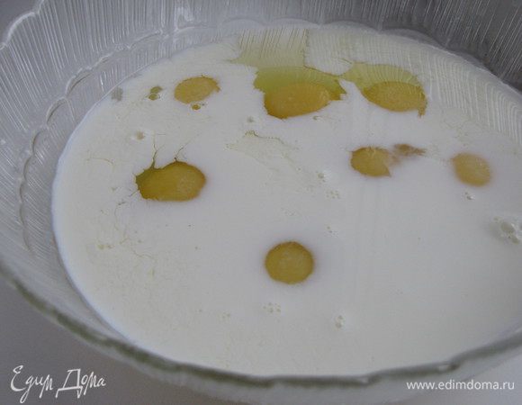 Нагреть духовку до 180°С. Разбить в миску яйца, влить молоко, посолить.