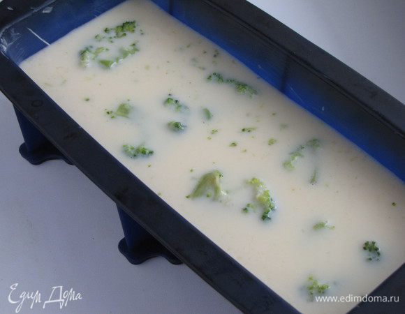 Перелить в смазанную сливочным маслом форму. Выложить брокколи.