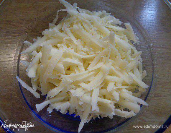 Сыр потереть на крупной терке.