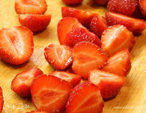 Клубнику помыть, удалить зеленые хвостики и разрезать на 2 части.