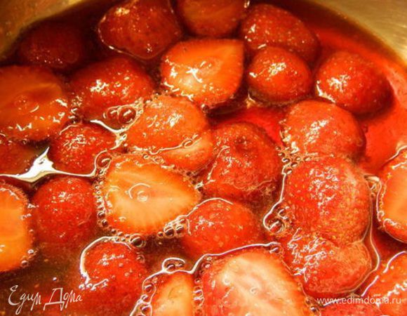 В сотейник сложить клубнику, сахар и 1 ст. л. воды. Тушить пока она не станет мягкой и не покроется сахарным сиропом. Остудить.