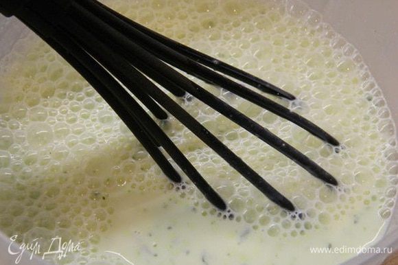 В молоко добавить йогурт и сыр с базиликом. Перемешать все венчиком до однородного состояния.