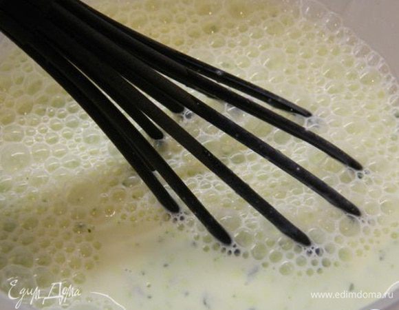 В молоко добавить йогурт и сыр с базиликом. Перемешать все венчиком до однородного состояния.