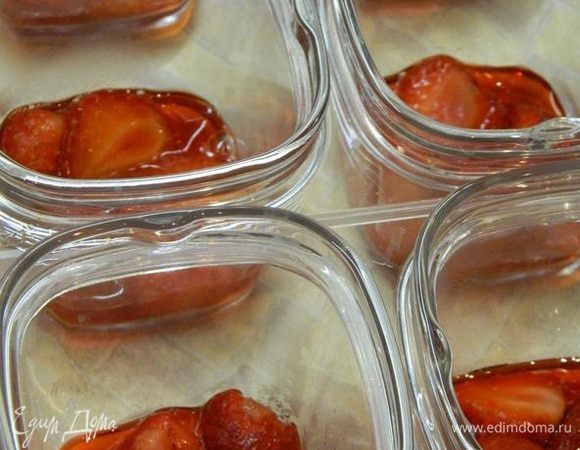 На дно стаканчиков разложите клубнику.