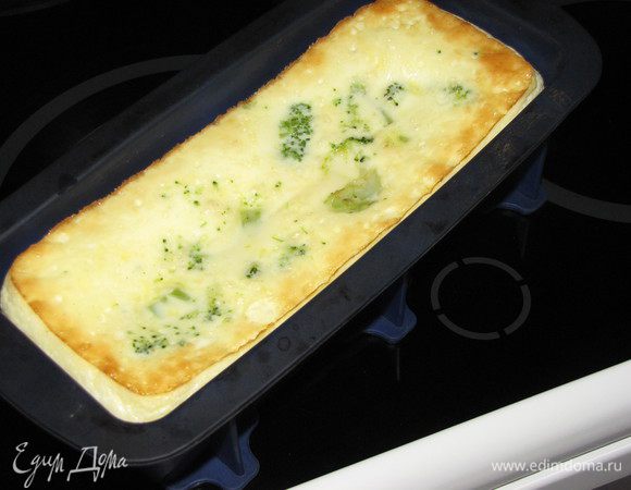 Поставить в духовку на 30–40 минут. Когда омлет зарумянится, открыть духовку и потрогать. Если упругий, значит готов!