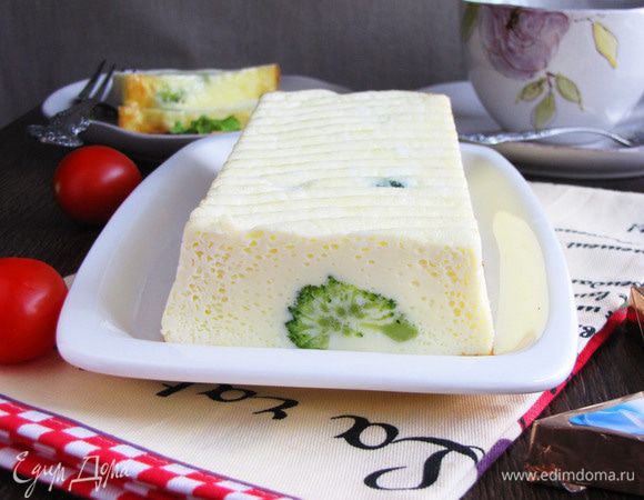 Омлет немного остудить в форме и перевернуть на блюдо.