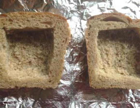 Взять 2 горбушки хлеба и освободить от мякиша.