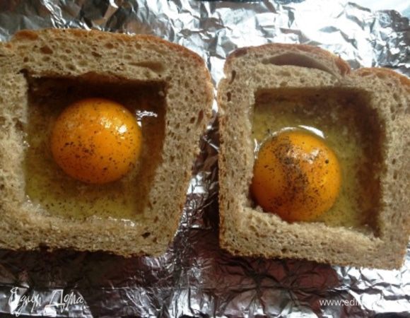 Смазать масличком (особенно края), вбить по одному яйцу.
Посолить, поперчить.