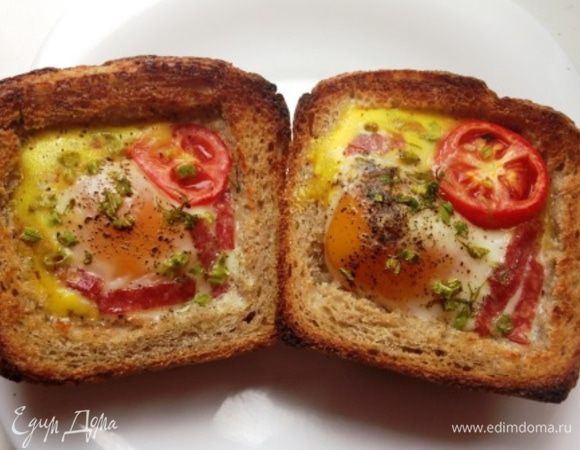 Запекать в духовке минут 15 до готовности яичницы.