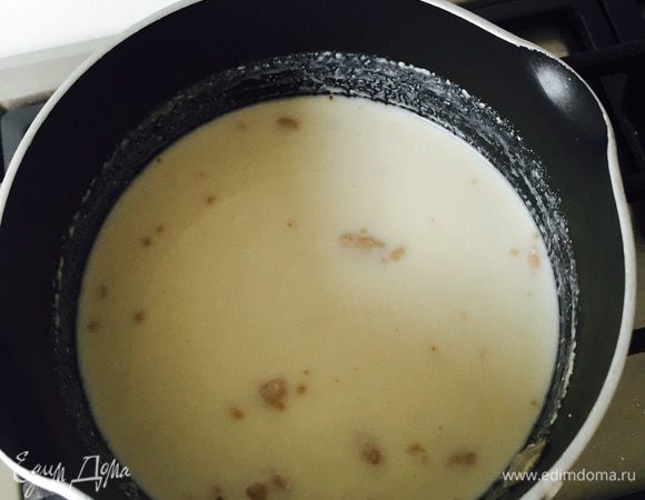 Кефир чуток подогреть, всыпать дрожжи, соль и сахар. Размешать и оставить.