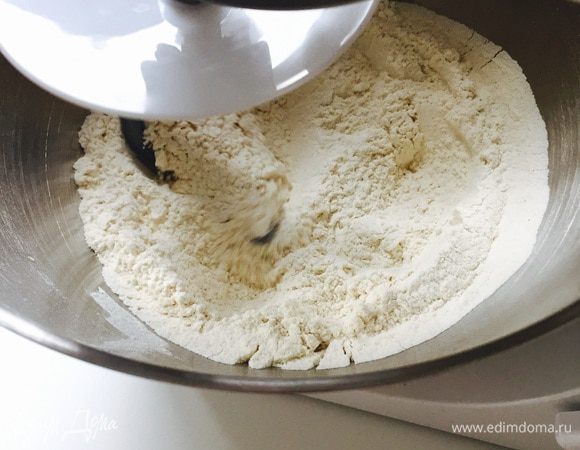 В чашу комбайна просеять муку, перемешать.