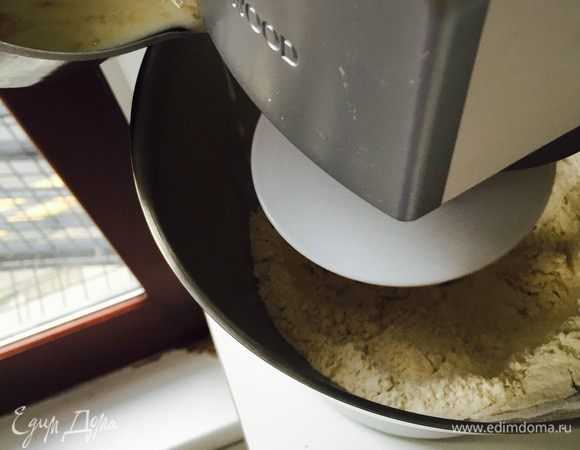 Добавить кефир с дрожжами.