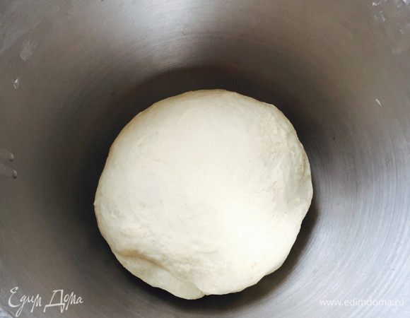 Вымесить мягкое, эластичное тесто, собрать в шар, накрыть, оставить в тепле на 1 час.
