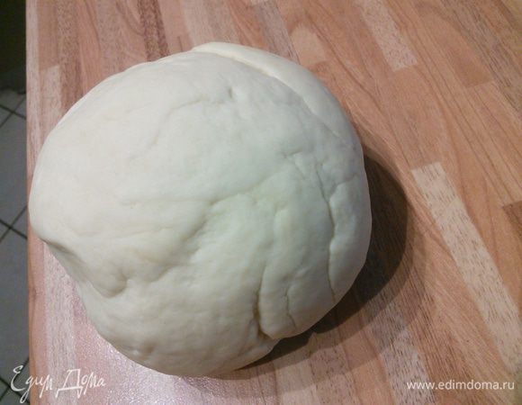 Для теста смешать муку с солью, тёплой водой и 2 ст. л. масла, замесить тесто. Когда тесто замешено, возьмите и отбейте его об стол. Это поможет ему стать однородным и гладким. 