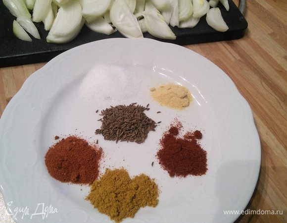 Луковицы среднего размера нарезать полукольцами, подготовить специи, зелень порубить. 
