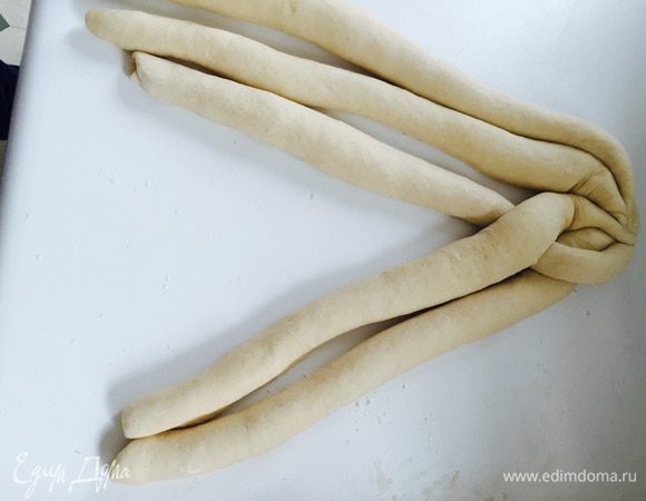 Теперь сверху скрепляем все жгуты и начинаем плести косу. На самом деле плести косу из пяти жгутов очень легко — если из трех можете, то вообще. Делим жгуты на три и два и начинаем плести косу с краю где три жгута.