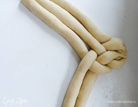 Потом у нас три жгута будут с другой стороны. Плетем тут косу.