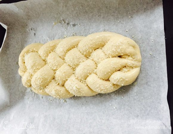 Через это время разогреваем духовку до 190°С. Смазываем еще раз косу маслом, посыпаем пармезаном и в печь на 25 минут.