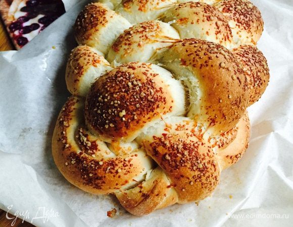 Остужаем чуток, и теплым поедаем. Таком мягкий, пушистый, слоенный, ароматный! Супер :)