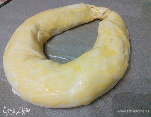 Ложку масла смешать с желтком и смазать штрудель этой смесью. Такой смесью для смазки выпечки я пользуюсь впервые и она мне очень понравилась! Духовку разогреть до 220°С.