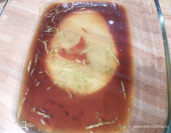 Для маринада соединить мед, соевый соус, цедру и сок лимона и острый чили-соус, всё тщательно размешать. 