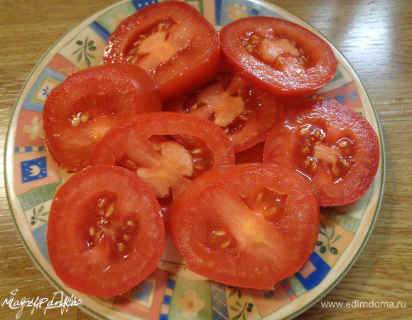 Помидоры нарезать кружочками.