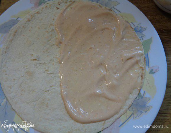 Формируем кесадилью. На половинку тортильи кладем соус.