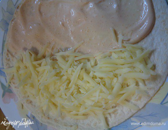 На вторую половинку тортильи выкладываем сыр. Сыр кладем щедро. Если не хватит в процессе сборки, натереть еще.