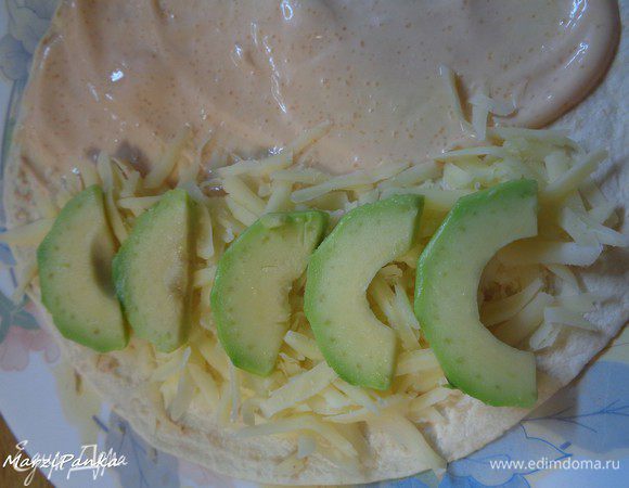 Сверху сыра - авокадо.