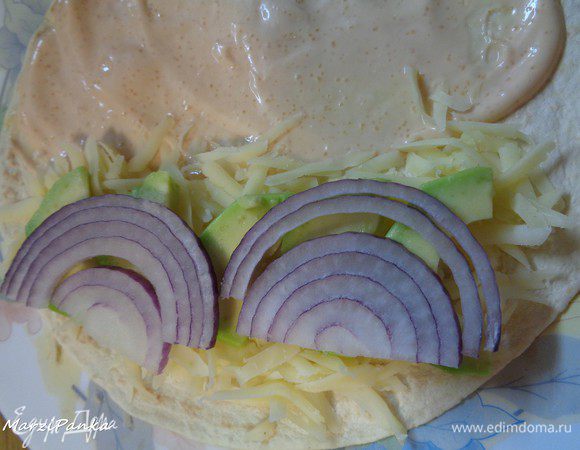 Сверху авокадо — красный лук.