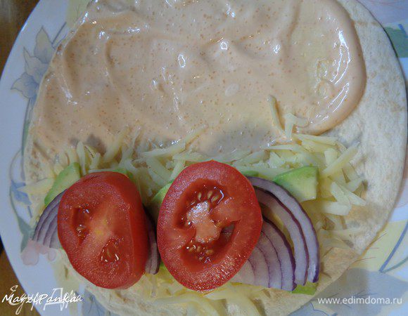 Сверху лука — помидоры.