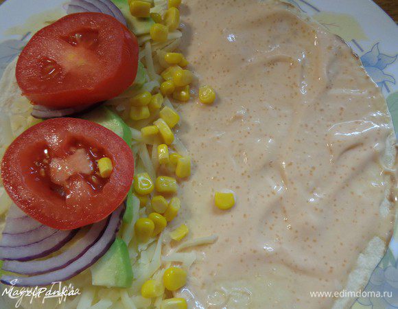 Границу между соусом и начинкой посыпаем консервированной кукурузой.