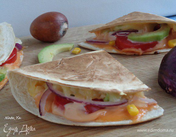 Ту же процедуру повторяем с оставшимися тремя тортильями. 
Готовые кесадильи разрезаем на сегменты. Подаем горячими.