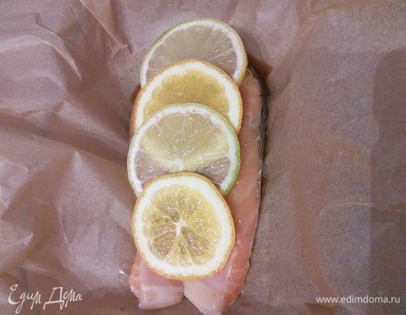 Полить половиной маринада, выложить сверху ломтики апельсина и лимона, полейте оставшимся маринадом.