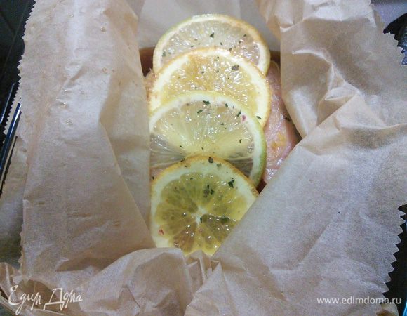 Духовку разогреть до 200°C, чуть приоткрыть карман, поперчить и запекать лосось в соевом соусе 30 минут. 