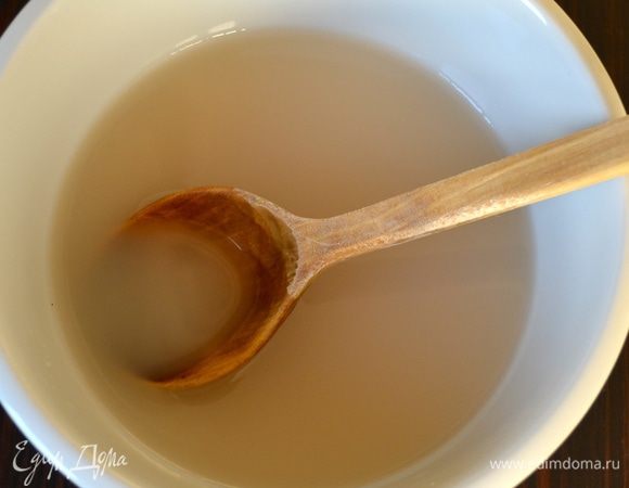 Тесто готовится безопарным способом и все продукты смешиваются, практически, одновременно. Дрожжи растворите в воде (по рецепту, в холодной воде из под крана), всыпьте сахар и перемешайте до растворения дрожжей. 