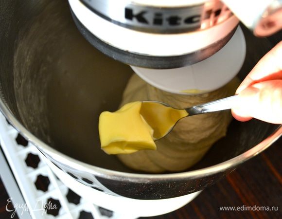 Через 5 мин. замеса добавьте частями масло. Оно должно быть размягченным до состояния "помадки". Не добавляйте последующую порцию масла, если предыдущая еще не смешалась с тестом. В самом конце добавьте соль.