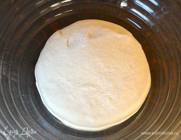 Замешивать тесто 10 мин. Можно, конечно, и руками замесить! Готовое тесто скатайте в шар и поместить в чистую миску, смазанную слегка растительным маслом. Накройте пленкой и оставьте при комнатной температуре для расстойки на 90 мин.