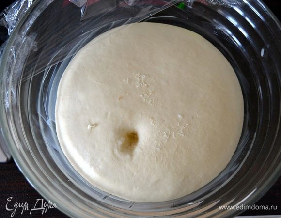 Через 90 мин. проверьте тесто на подъем, слегка вдавив палец. Если образовалась дырочка, и она не затягивается, тесто готово. Если дырочка закрывается, оставьте тесто для расстойки еще на 10-15 мин.