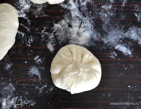 Края лепешки соберите в центре, скрепите.