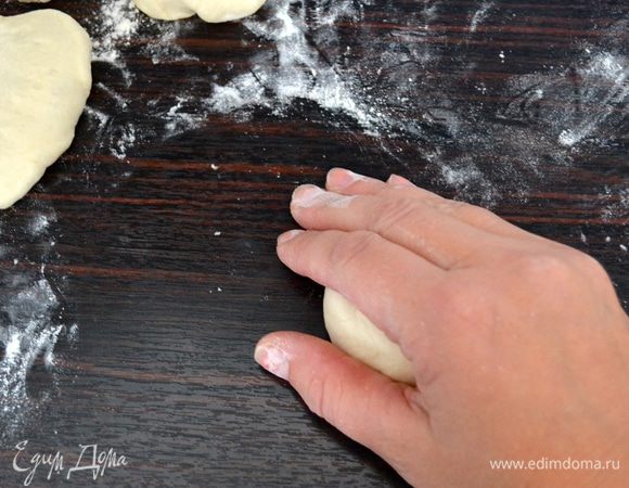 Получившийся клубочек переверните швом вниз. Прикройте ладонью и крутите против часовой стрелки, не прижимая сильно (шарик начинает вальсировать). 