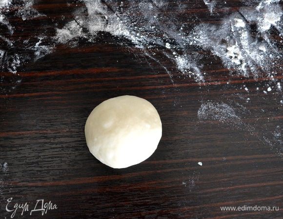 Таким образом у нас сформируется ровненький идеально круглый шарик. Старайтесь делать это без добавления муки, иначе шарить не будет "танцевать".