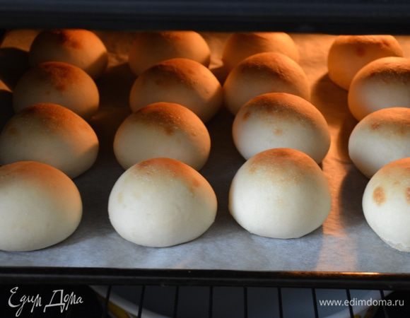 Подошедшие булочки (и рогалики) выпекайте в заранее разогретой до 220°С духовке 13 мин. с умеренным паром до золотистого цвета. 