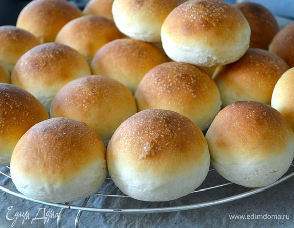 Готовые булочки и рогалики остудить на решетке...