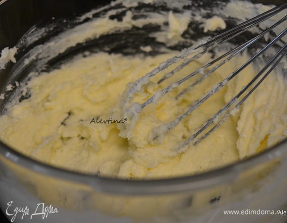 Смешать сливочное масло комнатной температуры с сахаром.