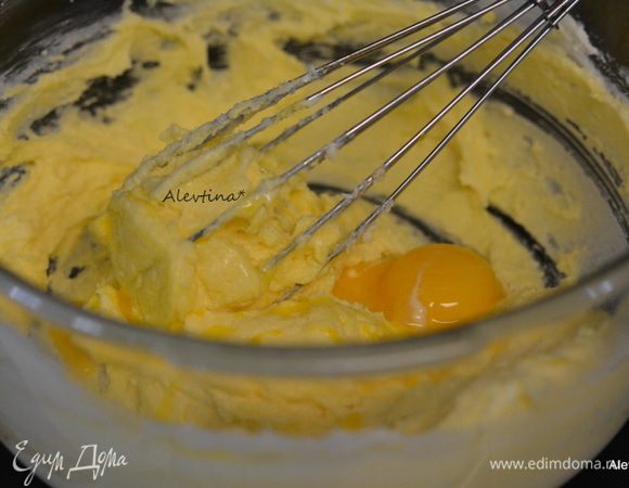 Добавить в масляную смесь ванильный экстракт и по одному желтку за раз, после каждого перемешивать.